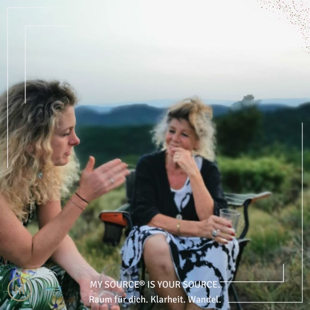 Coaching-Gespräch zwischen zwei Frauen in der Natur – Leadership und Wechseljahre