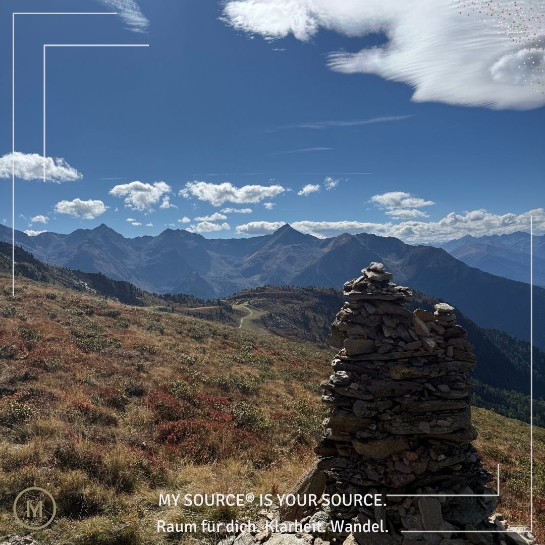 Steinturm in weiter Berglandschaft als Symbol für Orientierung und Selbstführung bei Frauen in Führung in den Wechseljahren
